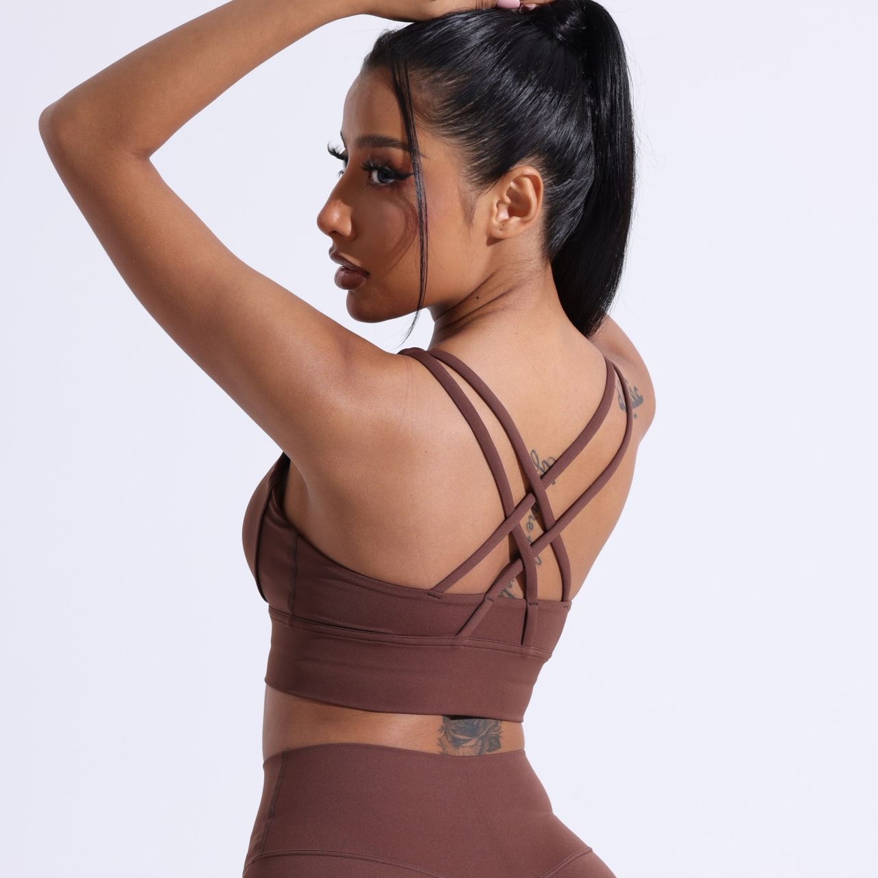 Sömlös sport-bh med korsade band – perfekt stöd för träning & vardag