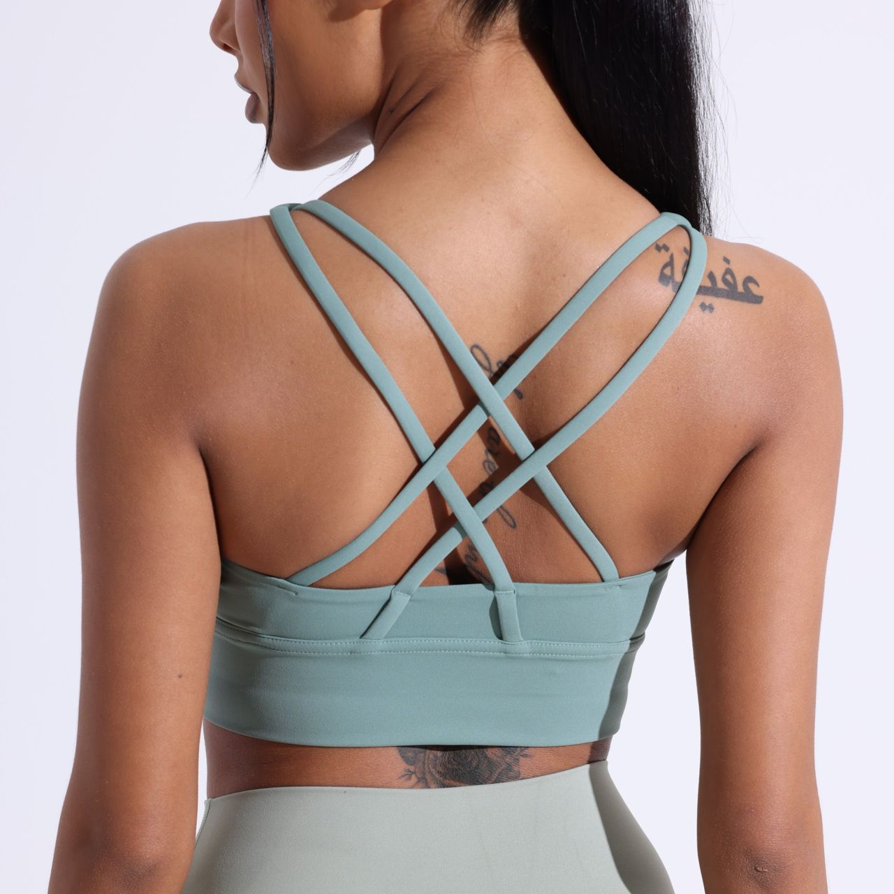 Sömlös sport-bh med korsade band – perfekt stöd för träning & vardag