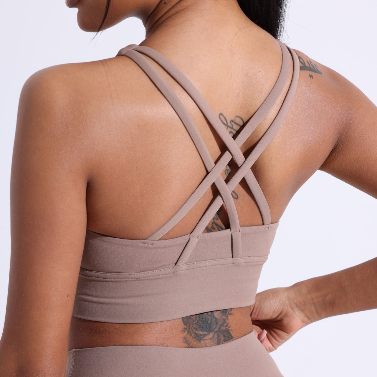 Sömlös sport-bh med korsade band – perfekt stöd för träning & vardag