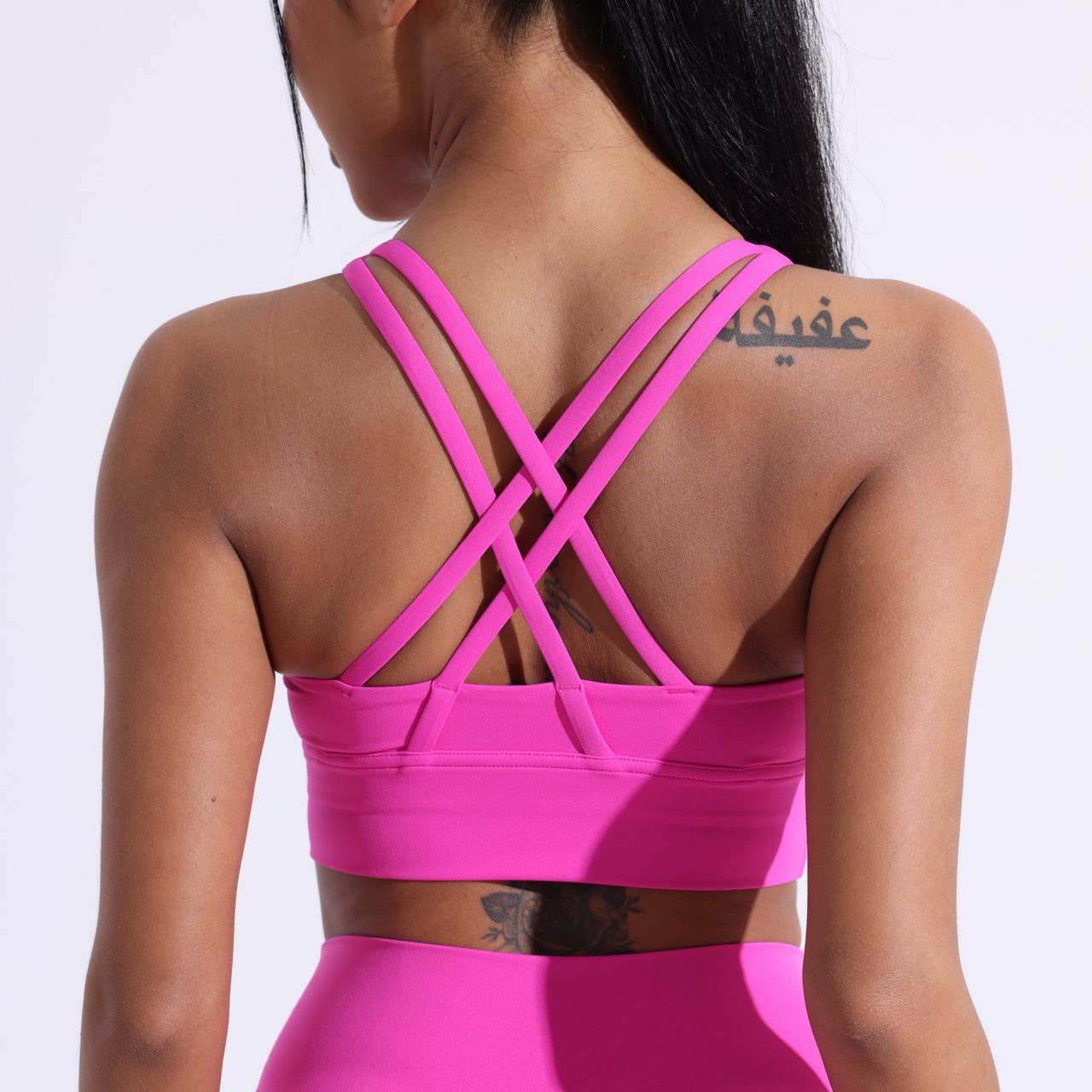 Sömlös sport-bh med korsade band – perfekt stöd för träning & vardag