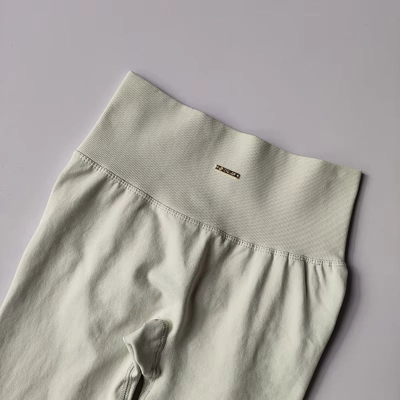 Träningsset med scrunch-leggings och sport-bh – lyfter, formar och håller allt på plats