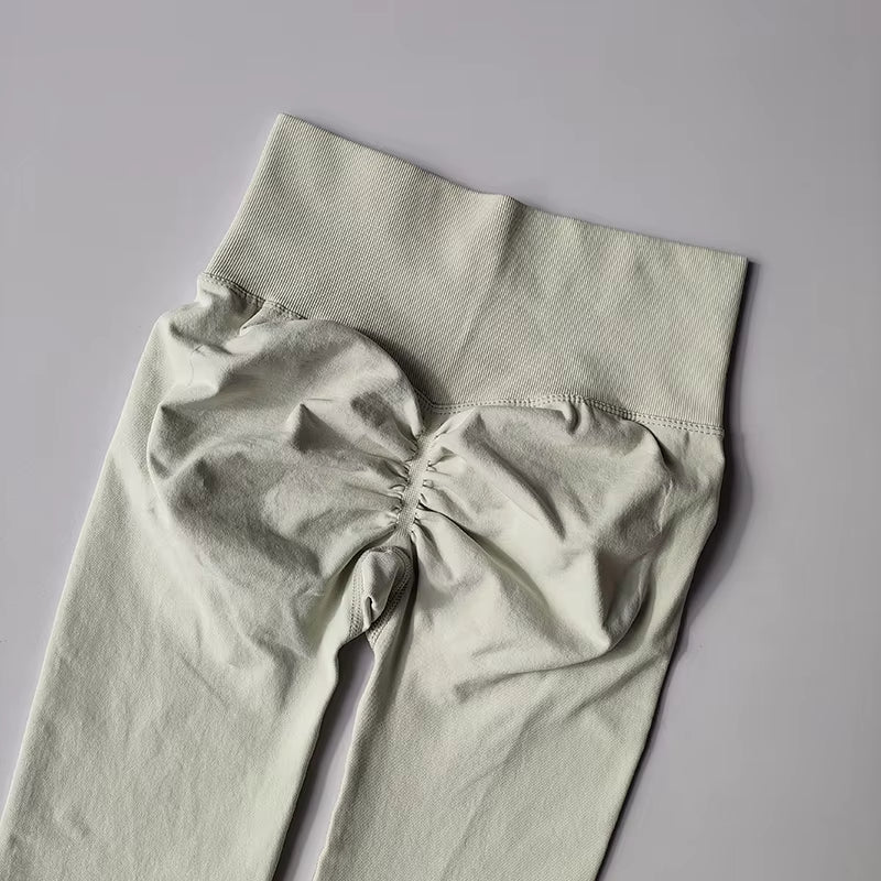 Träningsset med scrunch-leggings och sport-bh – lyfter, formar och håller allt på plats